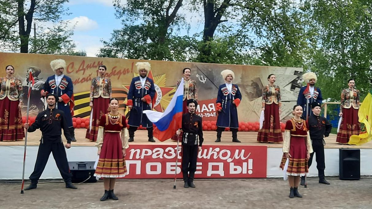 Ансамбль «Казачья застава» выступил на празднике ко Дню Победы в Беково Ансамбль «Казачья застава» выступил на празднике ко Дню Победы в Беково